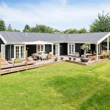 Stylish Summer House Near And Town Tisvildeleje