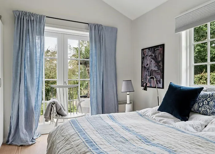 Stylish Summer House Near And Town *